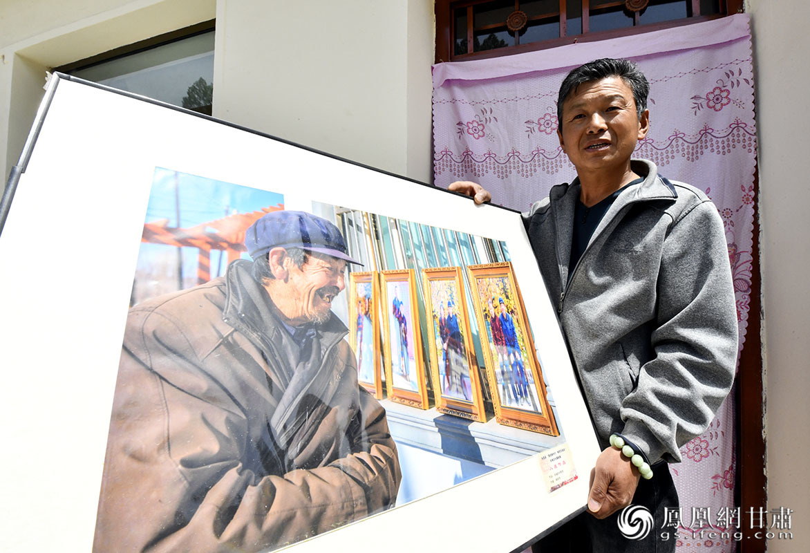 酷爱摄影的杨有学,用镜头记录着家乡的发展变迁。肖刚 摄