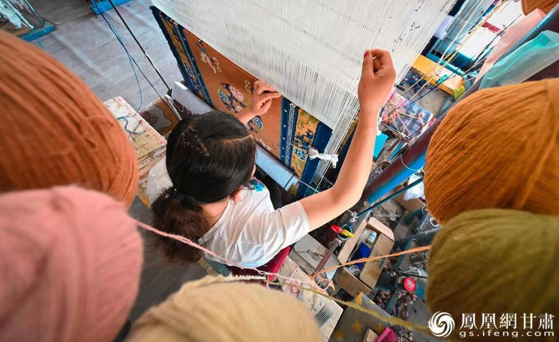 花色各异的手工地毯既实用也是一件工艺品 杨艺锴 摄