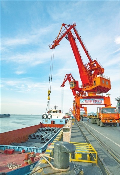 湖口方大九钢公司码头成品钢材吊运装船作业图