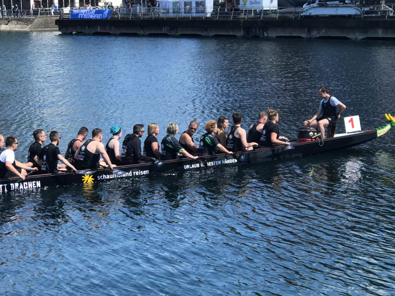 德国杜伊斯堡内港举办了趣味龙舟赛。