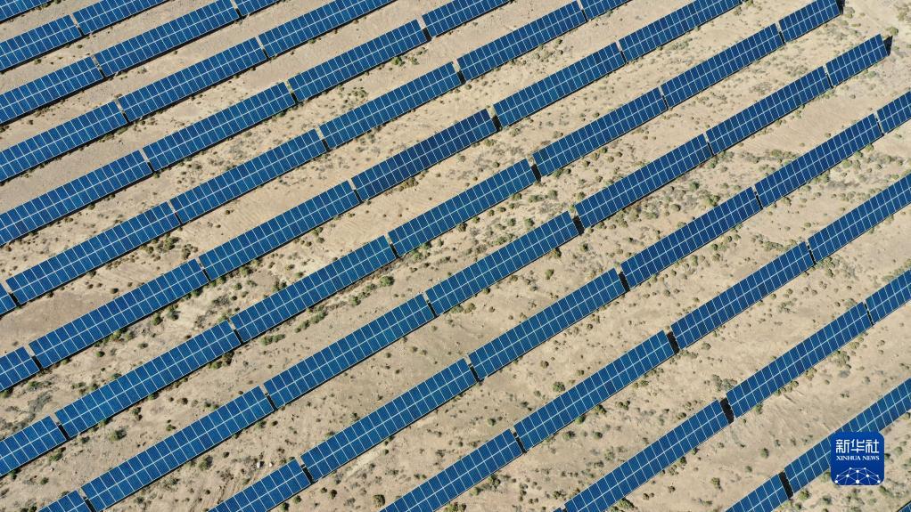 这是6月13日拍摄的甘肃省金昌市西坡光伏产业园区的光伏发电阵列(无人机照片) 新华社记者 陈斌 摄