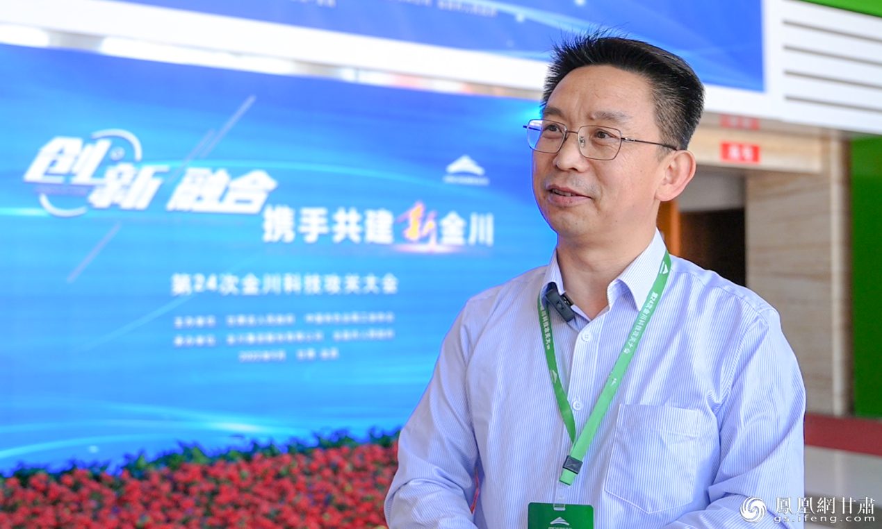 金川集团科技开发部副总经理殷志涛介绍本次大会的相关情况 李德宇 摄