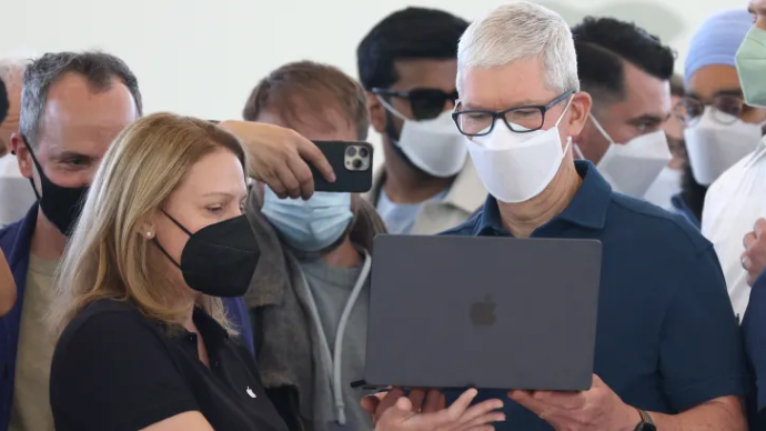 库克查看全新MacBook Air