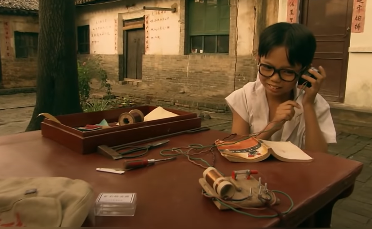 图注:电影《童年的收音机》里60年代的山西孩子制作出矿石收音机