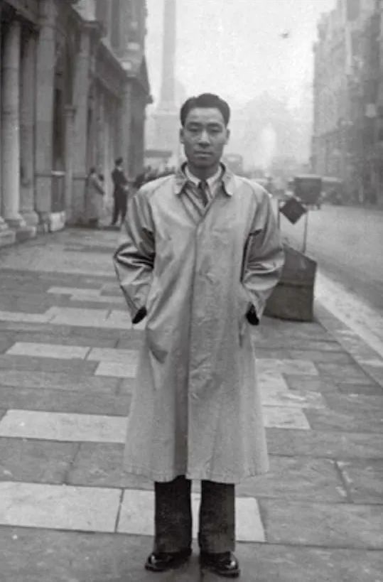 许渊冲于巴黎街头，摄于1950年归国前