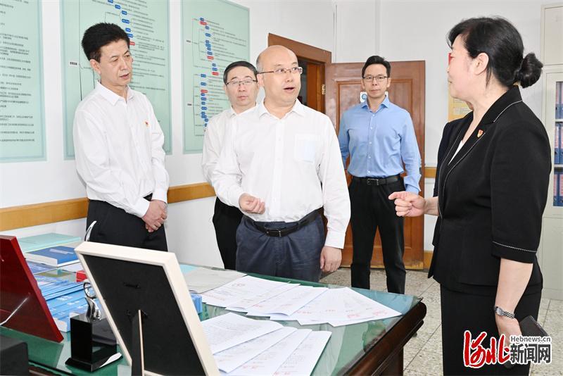 6月15日,省长王正谱在省商务厅调研。这是王正谱来到省商务厅外贸处,了解我省外贸服务情况。 河北日报记者孟宇光摄