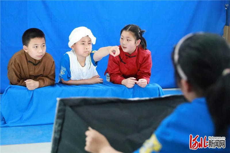 图为河北省张家口市桥东区五一路小学学生在拍摄《王二小》。