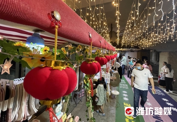 热闹火爆的凤溪地万物集夜市。