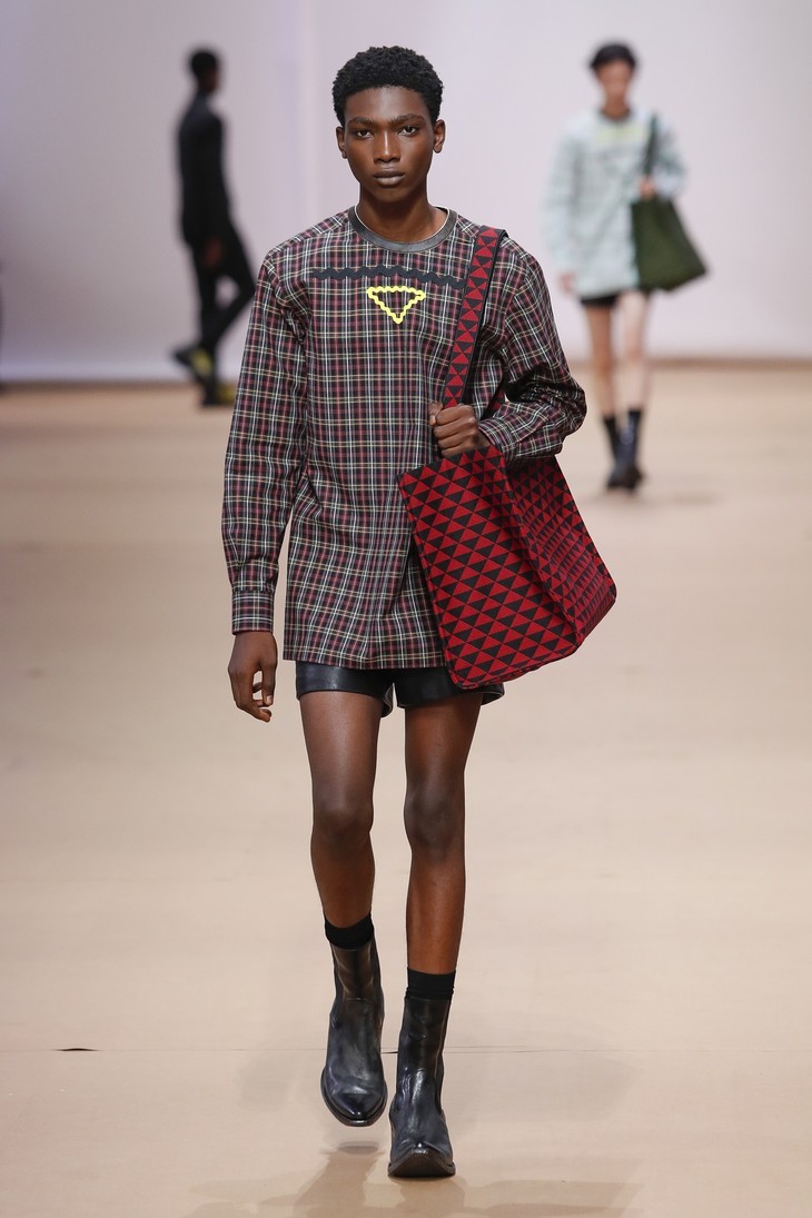 prada发布2023春夏男装时装秀