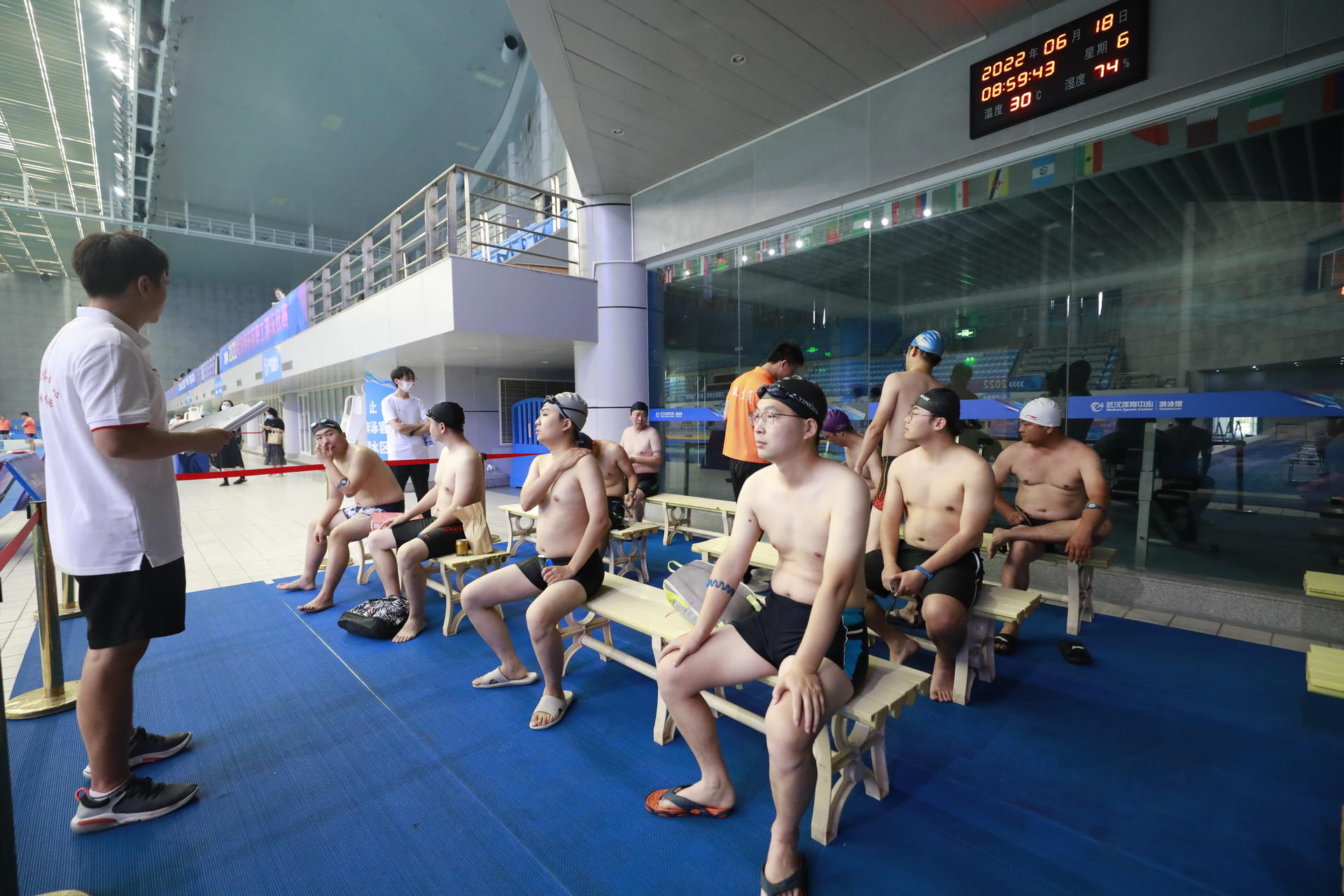 图为等待区候场的参赛选手 摄影：国际文体