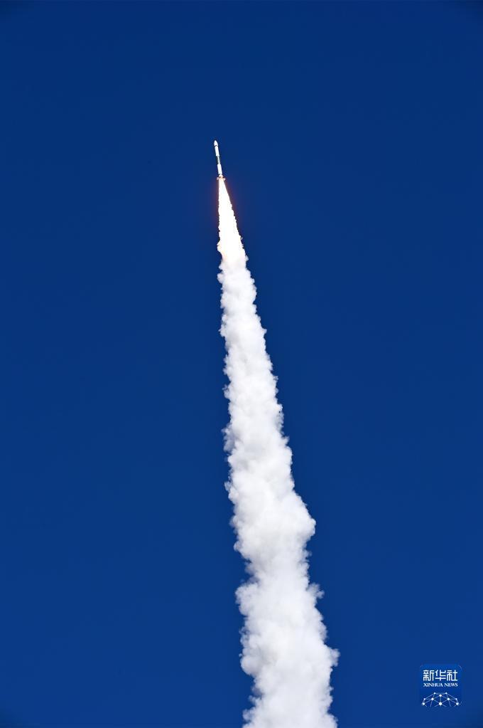 6月22日10时8分，我国在酒泉卫星发射中心使用快舟一号甲运载火箭，成功将天行一号试验卫星发射升空。卫星顺利进入预定轨道，发射任务获得圆满成功。新华社发（汪江波 摄）