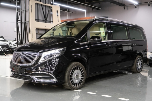 保持了奔驰v级的全体外型,枪弹头的外观和平直的线条构成高端商务车的