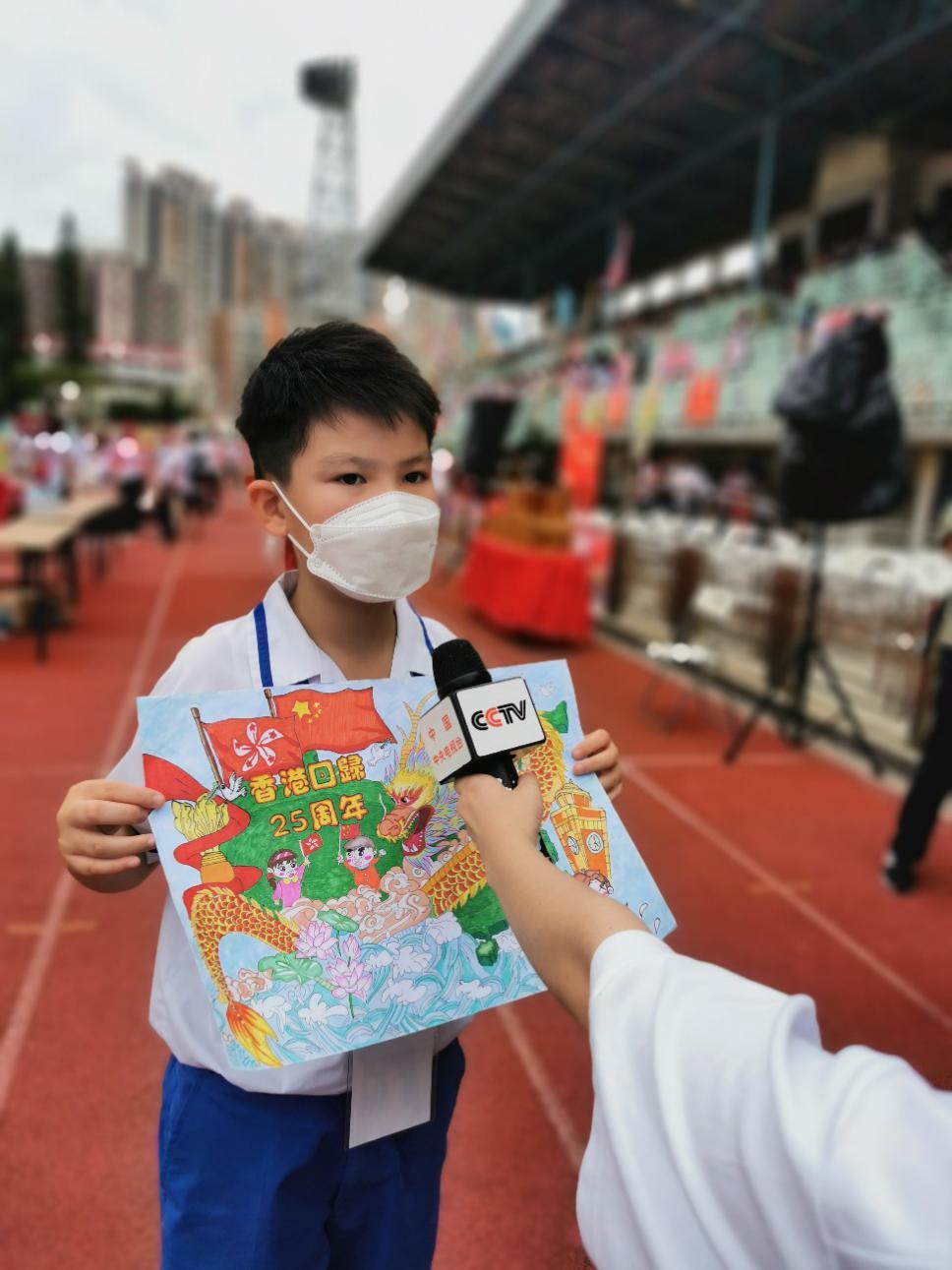 图说：绘画比赛冠军获得者关子矜接受采访