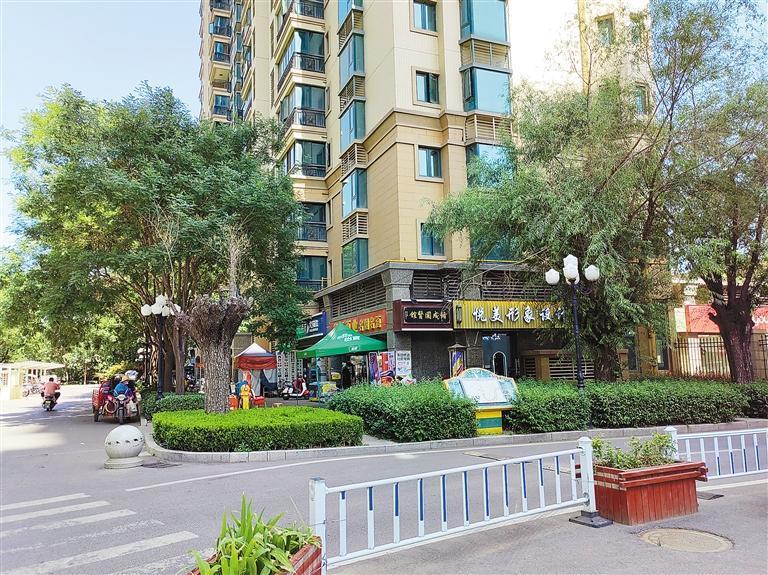 小区南门东侧的住宅楼一楼开了多家店铺