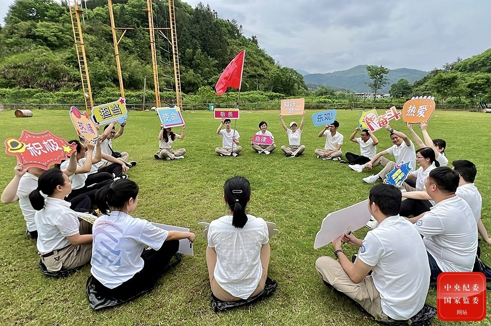 浙江省丽水市莲都区纪委监委通过参观警示教育基地、分享廉洁宣言、书写廉洁寄语等方式，引导年轻纪检监察干部坚定理想信念。图为青年纪检监察干部分享自己的廉洁宣言。（浙江省丽水市莲都区纪委监委 赵虹菁 摄）