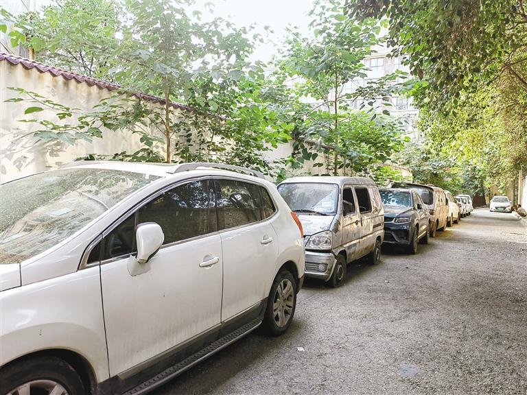 航建3号院门前道路被私家车占用