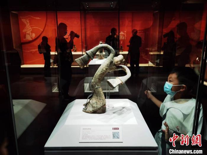 西汉时期的陶绕襟衣舞俑。　胡健 摄