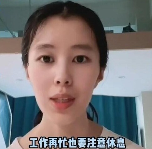 黄圣依携全家为老公庆生，20岁继女罕见出镜，清纯甜美气质佳