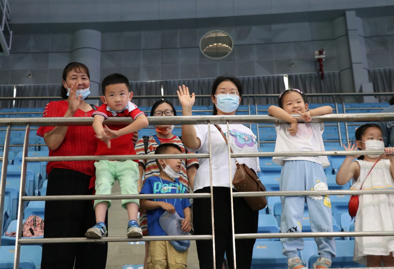 图为现场观众为参赛选手加油助威 摄影：周沛