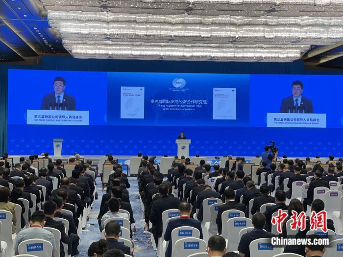 会上发布了《跨国公司在中国：全球供应链重塑中的再选择》报告。胡耀杰 摄