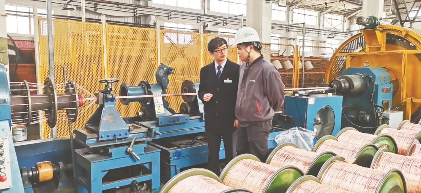农行工作人员上门为乐星红旗电缆公司设计融资方案。