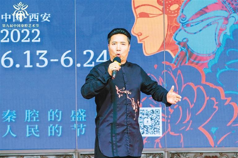 赵阳武在演唱。