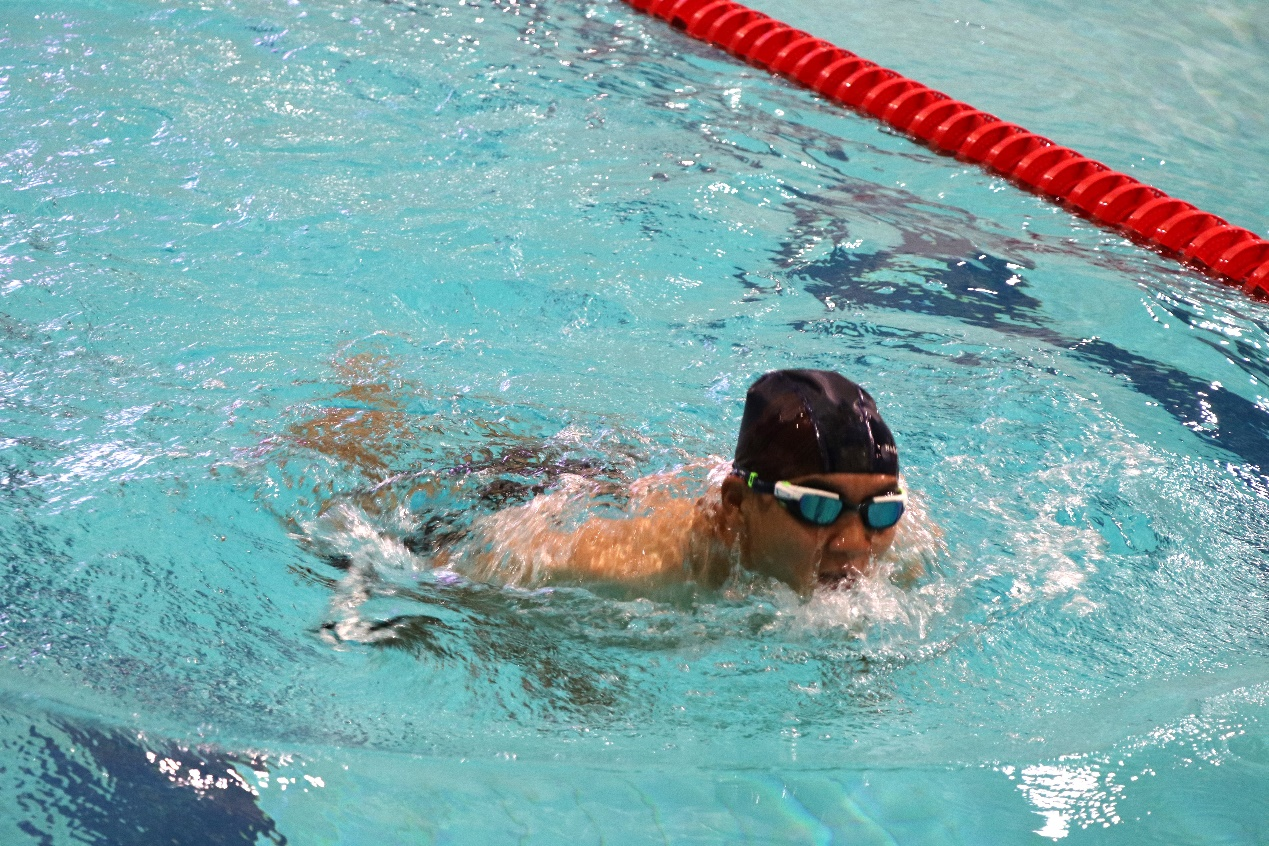 图为正在冲刺的选手 摄影：周沛