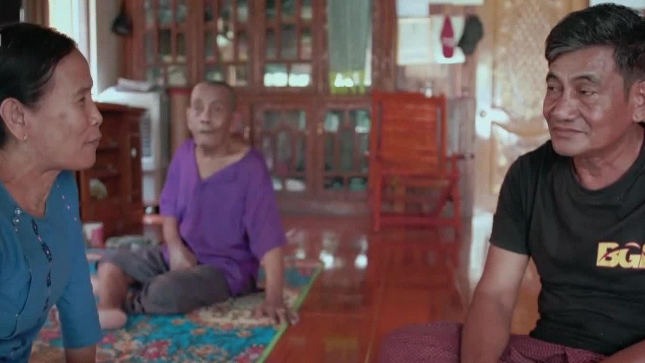 在缅甸孟邦，一名志愿者正帮昂奈查询家人的讯息