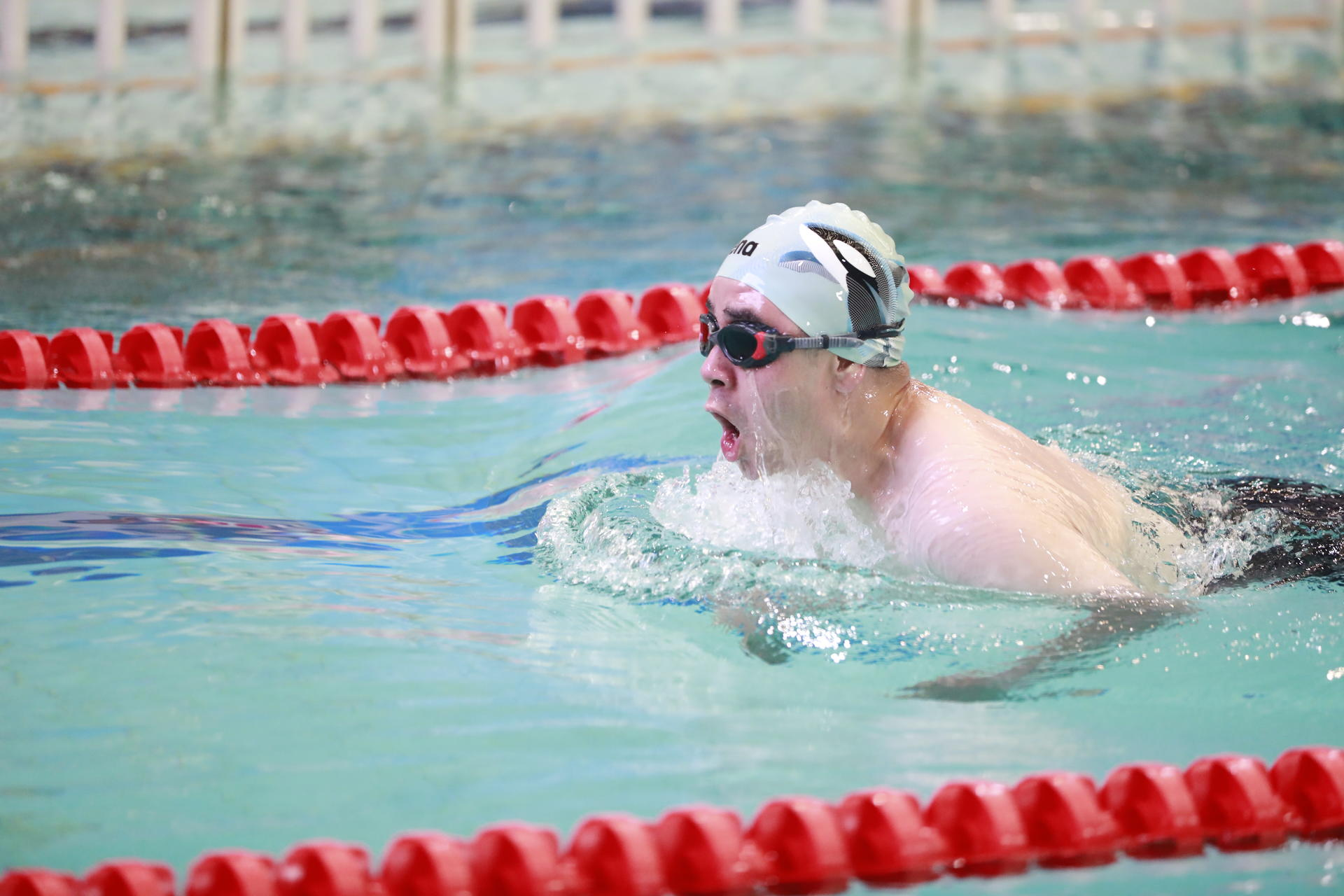 图为正在冲刺的选手 摄影:周沛图为选手们在赛道上施展出色的游泳技能