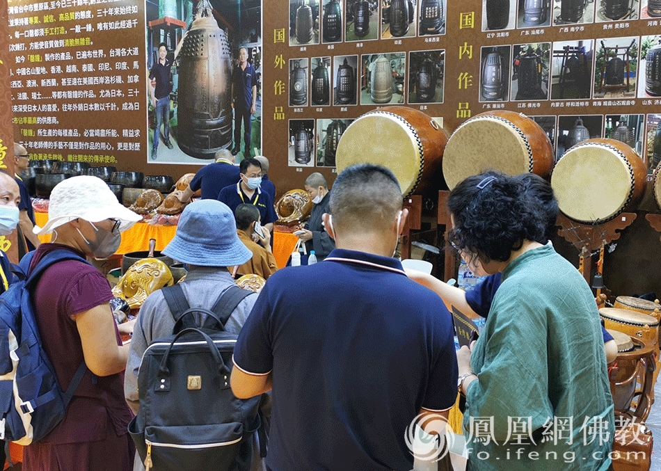 展览几乎网罗了所有具有实用性或装饰性的佛事用品（图片来源：凤凰网佛教 摄影：唐中）