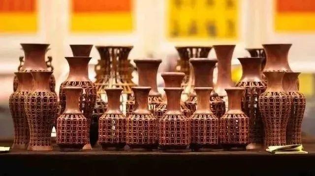 多种榫卯结构技艺完成的木雕花瓶作品