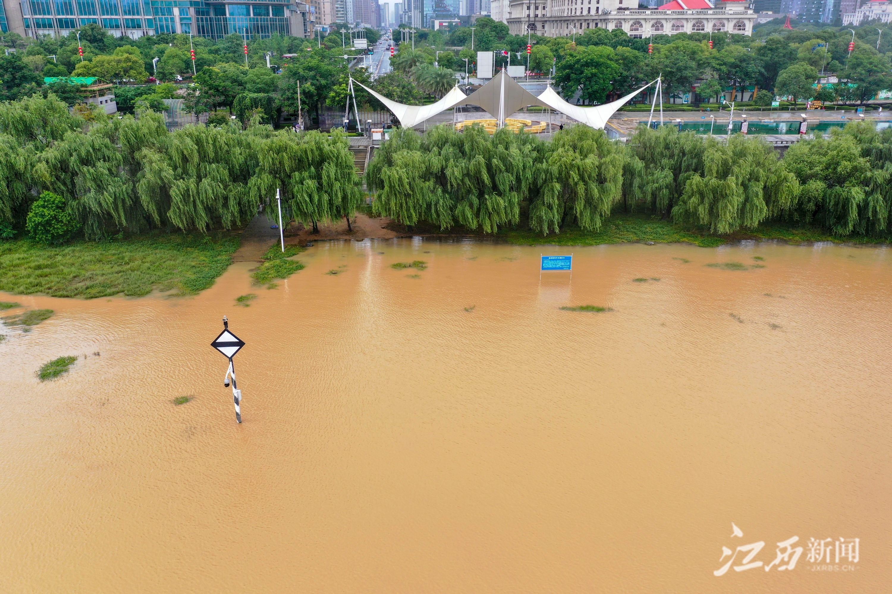 受持续强降雨影响赣江南昌段水位超20米