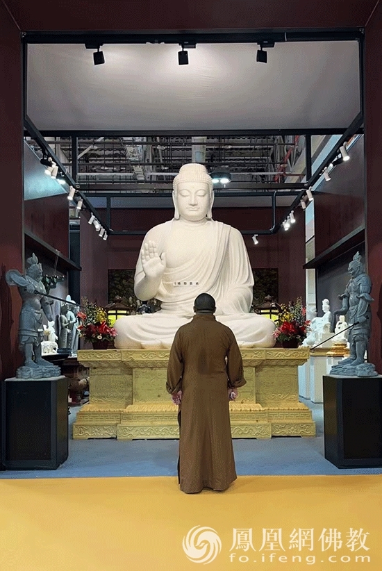 佛雕佛像是厦门佛事用品展最具看点的展品类别之一（图片来源：凤凰网佛教 摄影：九度）