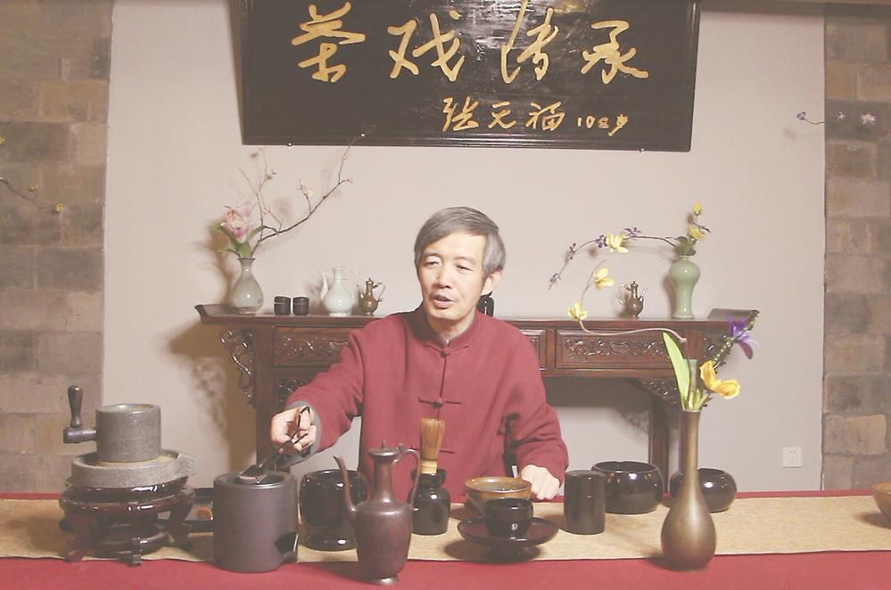 章志峰展示茶百戏工具。（东南网记者郑正华 摄）