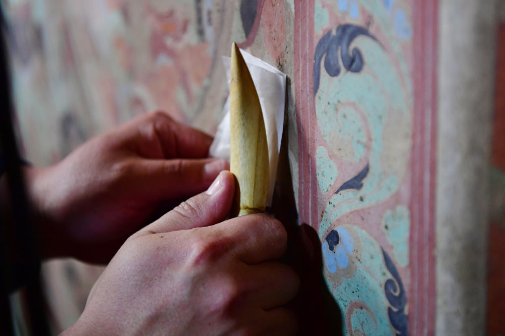 4月19日，在莫高窟第231窟，杨金礼在修复出现病害的壁画。新华每日电讯记者 杜哲宇 摄