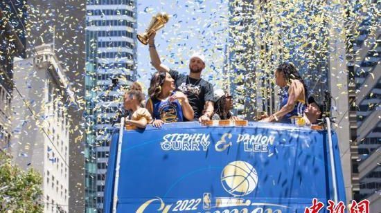 NBA：金州<em>勇士队</em>举行游行庆祝夺冠