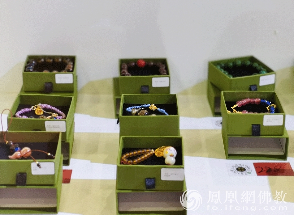 极具特色和看点的手工艺产品（图片来源：凤凰网佛教 摄影：张科）