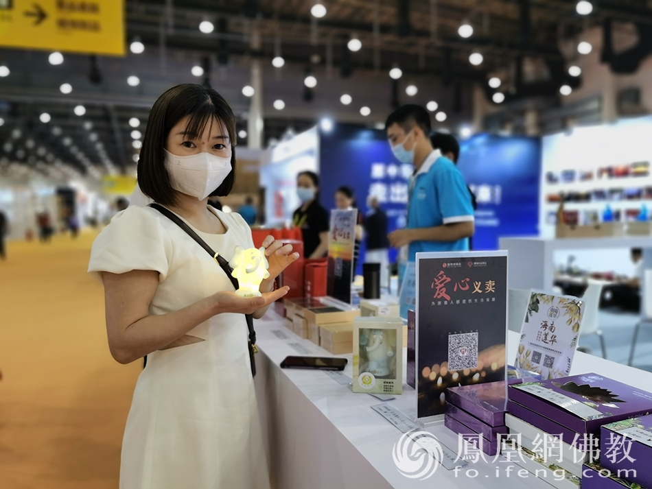 东华禅寺义卖品——善慧小夜灯（图片来源：凤凰网佛教 摄影：张科）