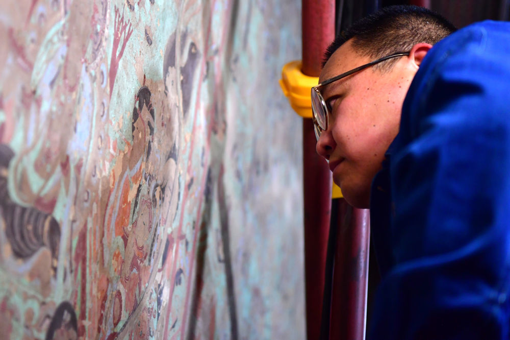 4月19日，杨金礼在莫高窟第231窟修复出现病害的壁画。新华每日电讯记者 杜哲宇 摄