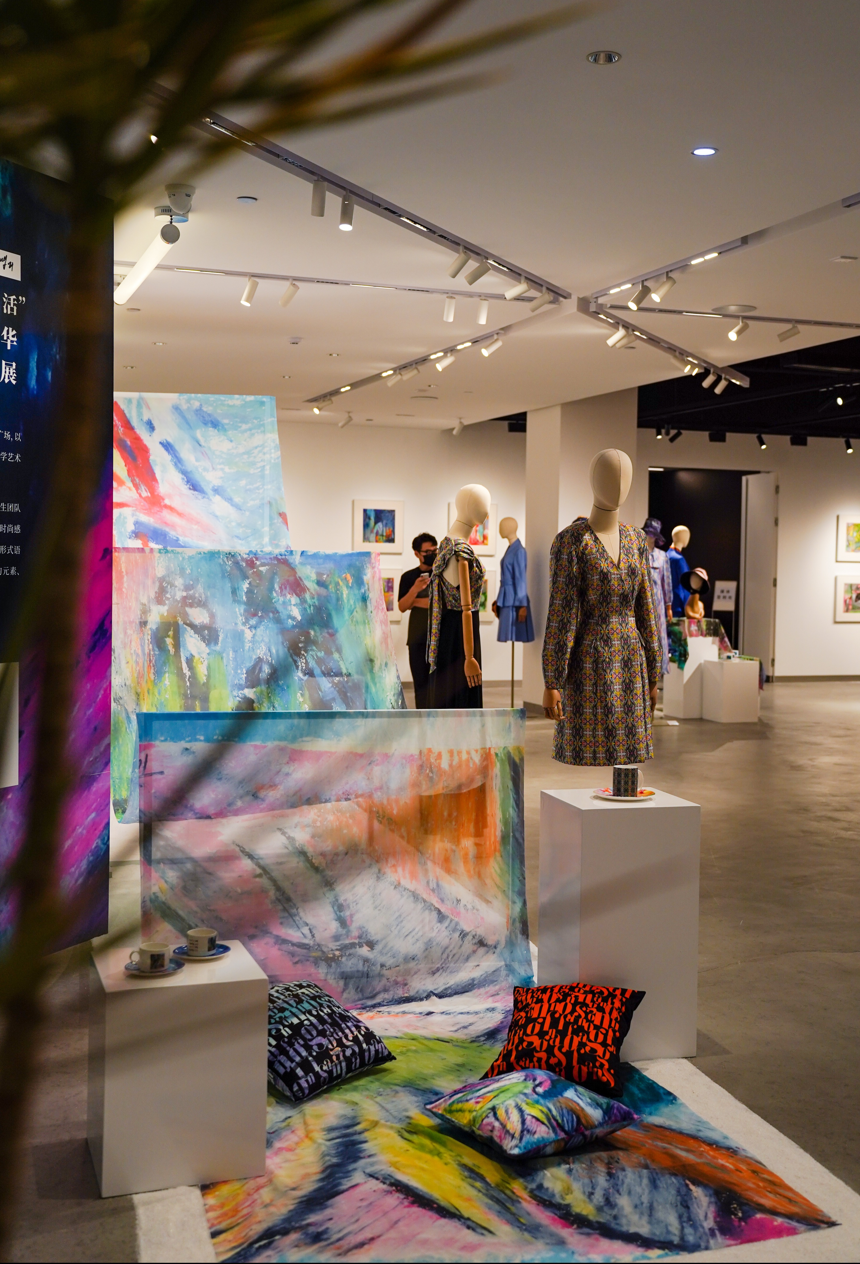 艺术与生活songofsong歌中歌唐承华跨界时尚创意展在青岛海信广场开幕