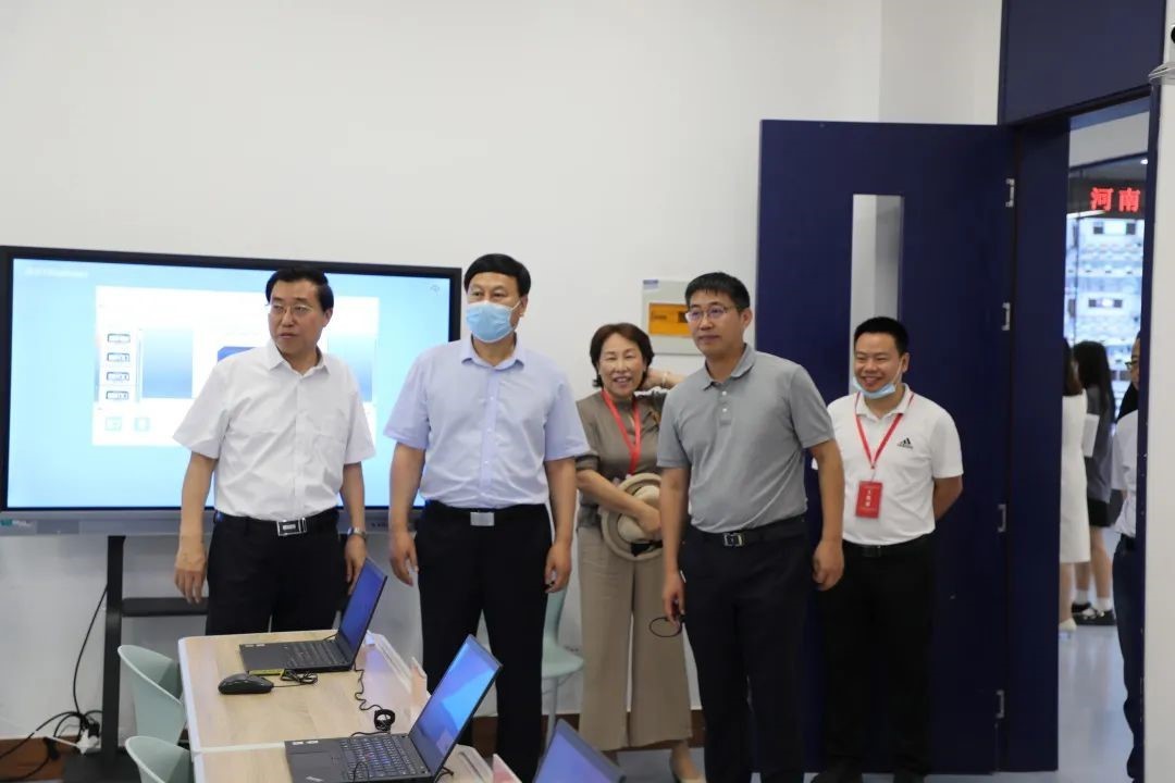 河南省教育厅思政处处长陈凯一行在活动筹备现场