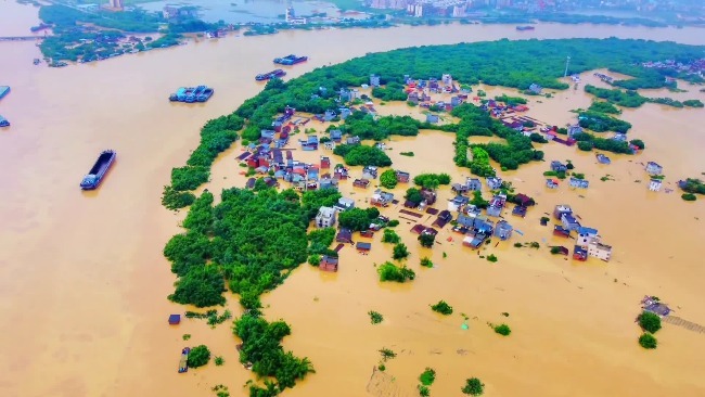 航拍广东英德洪水实况：河道消失不见 居民区变成水泊