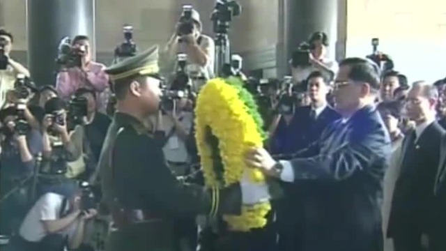 2005年，连战来到南京，第一时间前往中山陵致敬