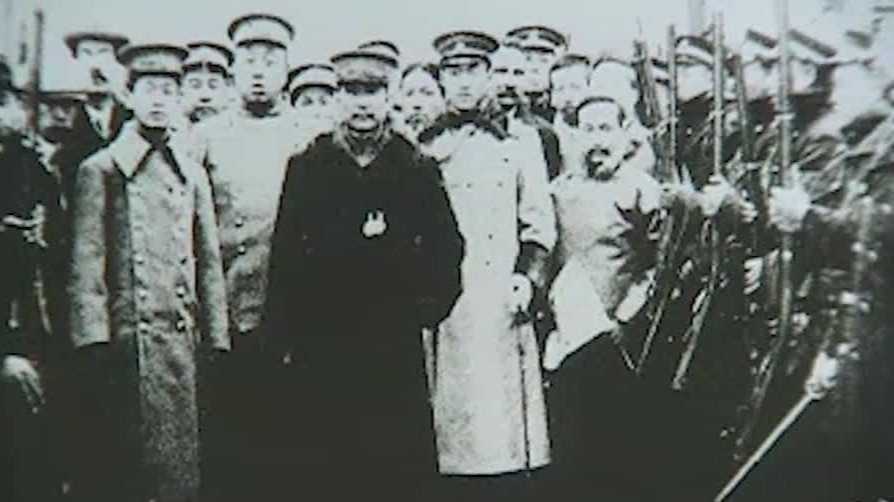 1911年12月25日，为奔走革命离别祖国16年的孙中山抵达上海，受到隆重欢迎