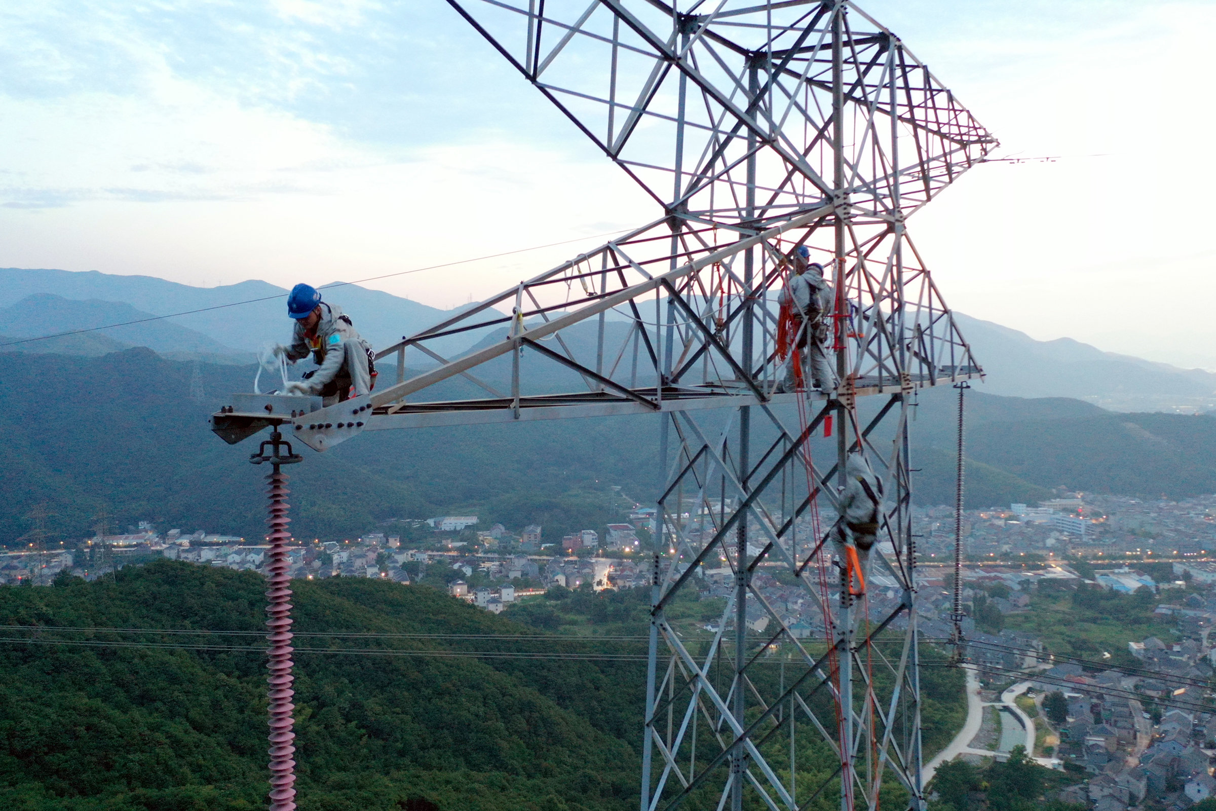 宁波:电力人员高空纵身“荡”入500千伏线路电场消隐患