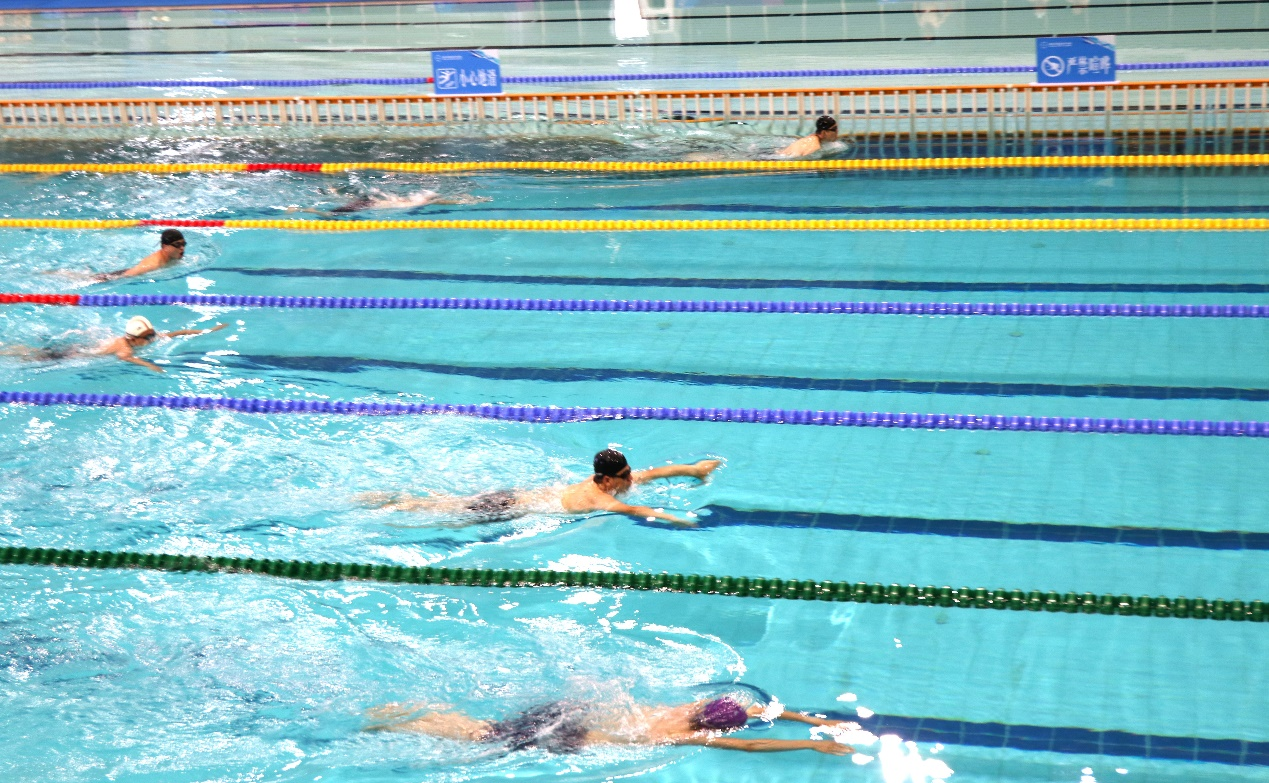 图为竞争激烈的比赛现场 摄影：周沛