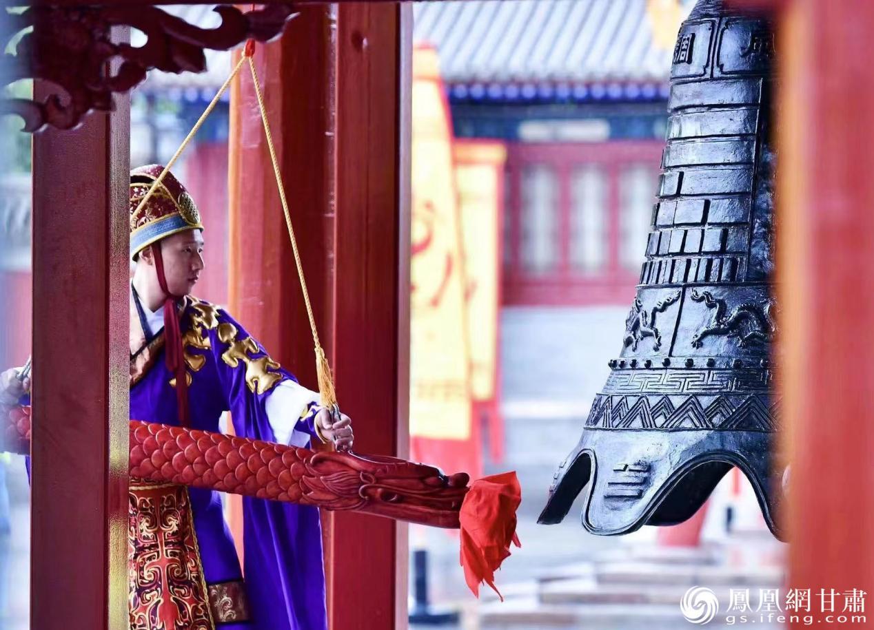 公祭伏羲大典上鸣钟9响,代表海内外中华儿女对人文始祖伏羲的崇高敬仰。高梓文 摄