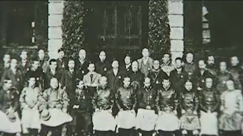 袁世凯在南京临时政府成立后，加快了全盘接收辛亥革命成果的步伐