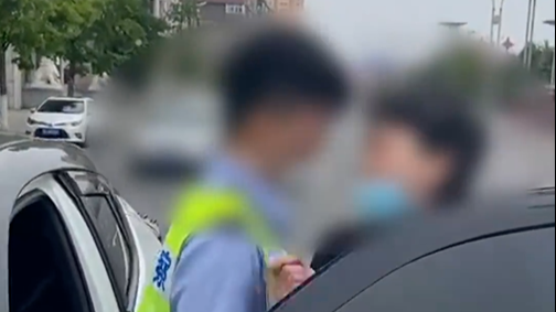 丹东父女黄码看病被拦后袭警：女儿被拘10日 父亲被采取强制措施