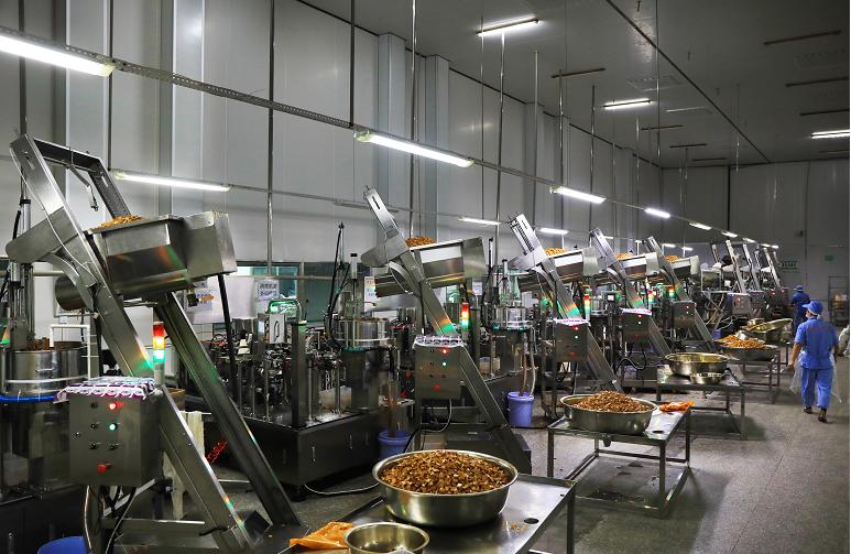 重庆上口佳农业开发有限公司生产车间，工人们在包装预制菜产品。熊伟 摄